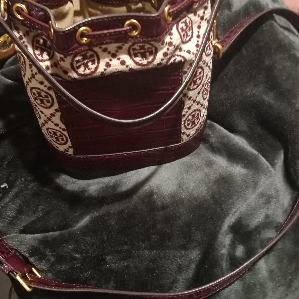 Cross body monogram medium bucket burgundy bag
